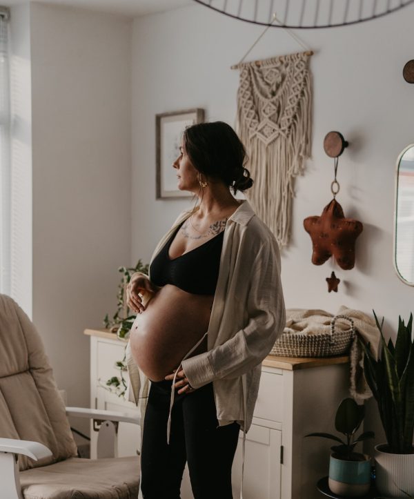 femme enceinte attend de faire un test génétique