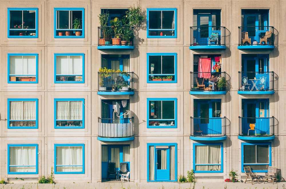 Balcon urbain exposé au vent équipé d'un brise-vue en cannisse Balcon urbain exposé au vent équipé d'un brise-vue en cannisse