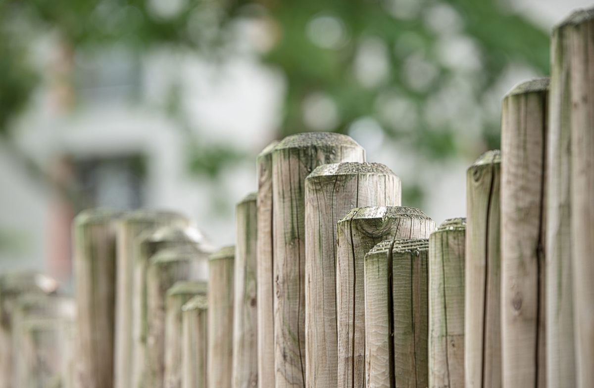 Des piquets de bois formant une clôture flou en arrière-plan Des piquets de bois formant une clôture flou en arrière-plan