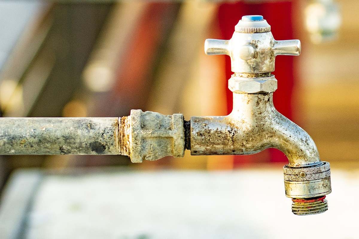 Robinet extérieur d'eau dans un jardin en hiver Robinet extérieur d'eau dans un jardin en hiver