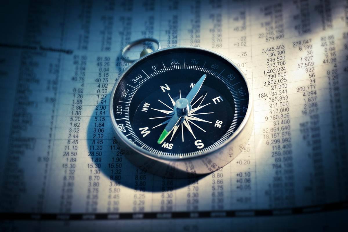 Compass sur une carte avec l'aiguille indiquant le nord-est