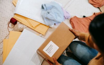 Personne préparant l'expédition d'un colis dans un petit atelier de boutique en ligne