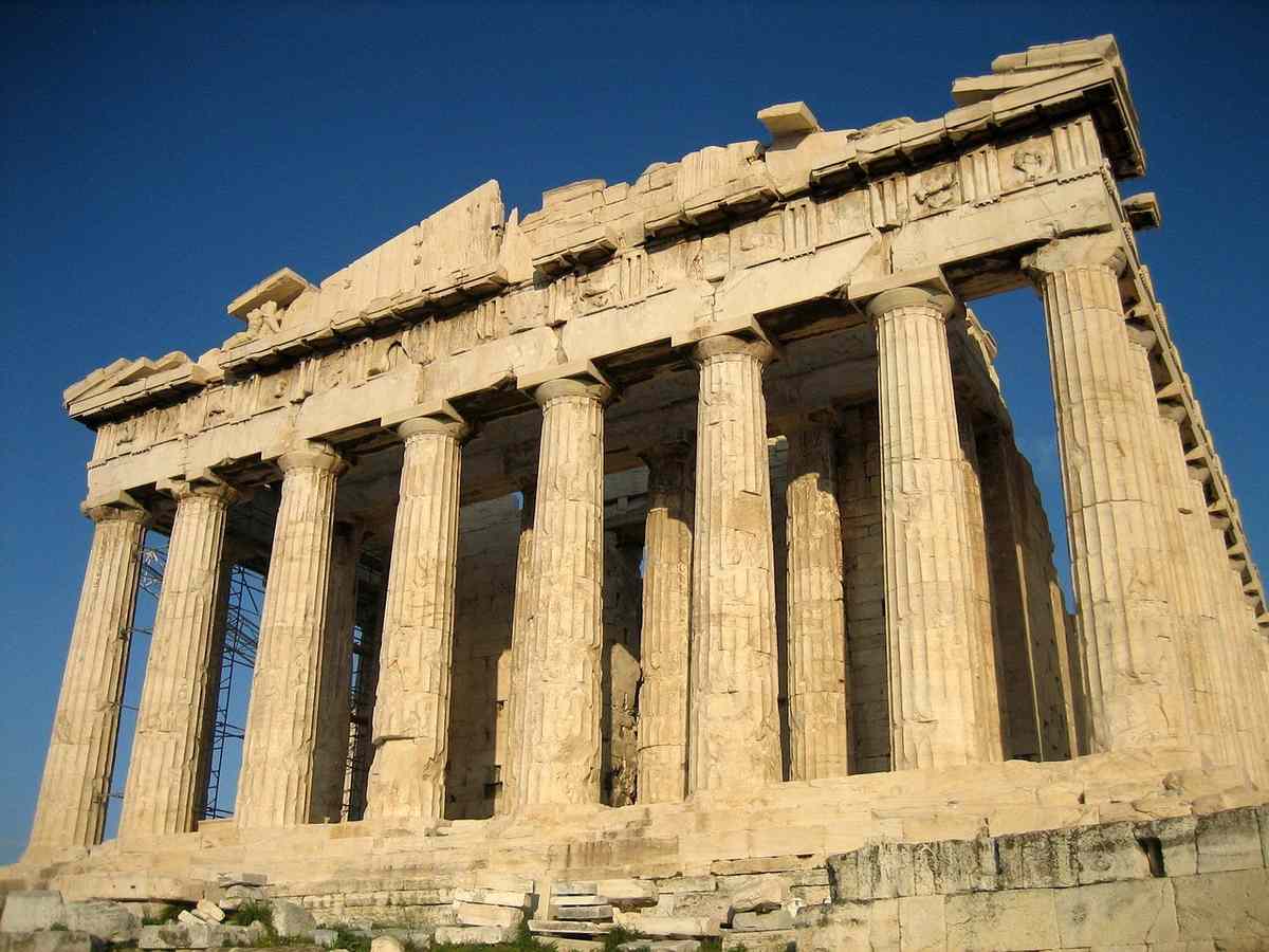 Ancien temple grec en pierre, colonnes massives sous un ciel clair