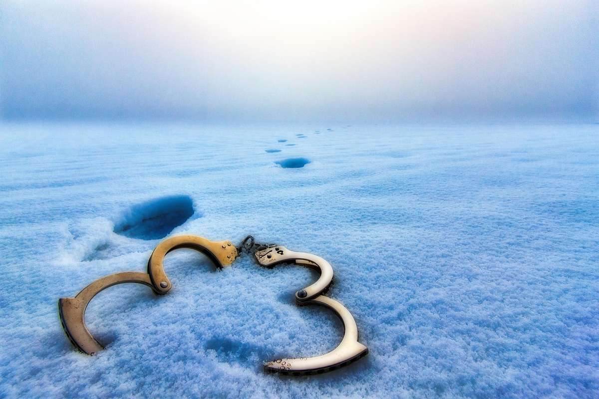 Trois haches dans la neige, traces de pas en arrière