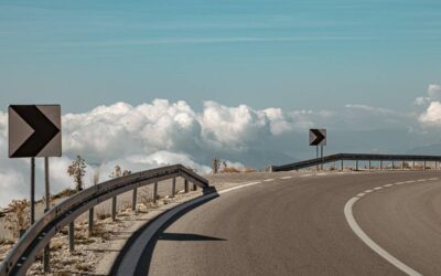 Route en épingle à picotiner au-dessus des nuages sous un ciel bleu